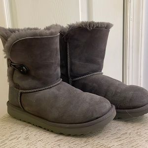 Uggs Bailey Button — Gray
